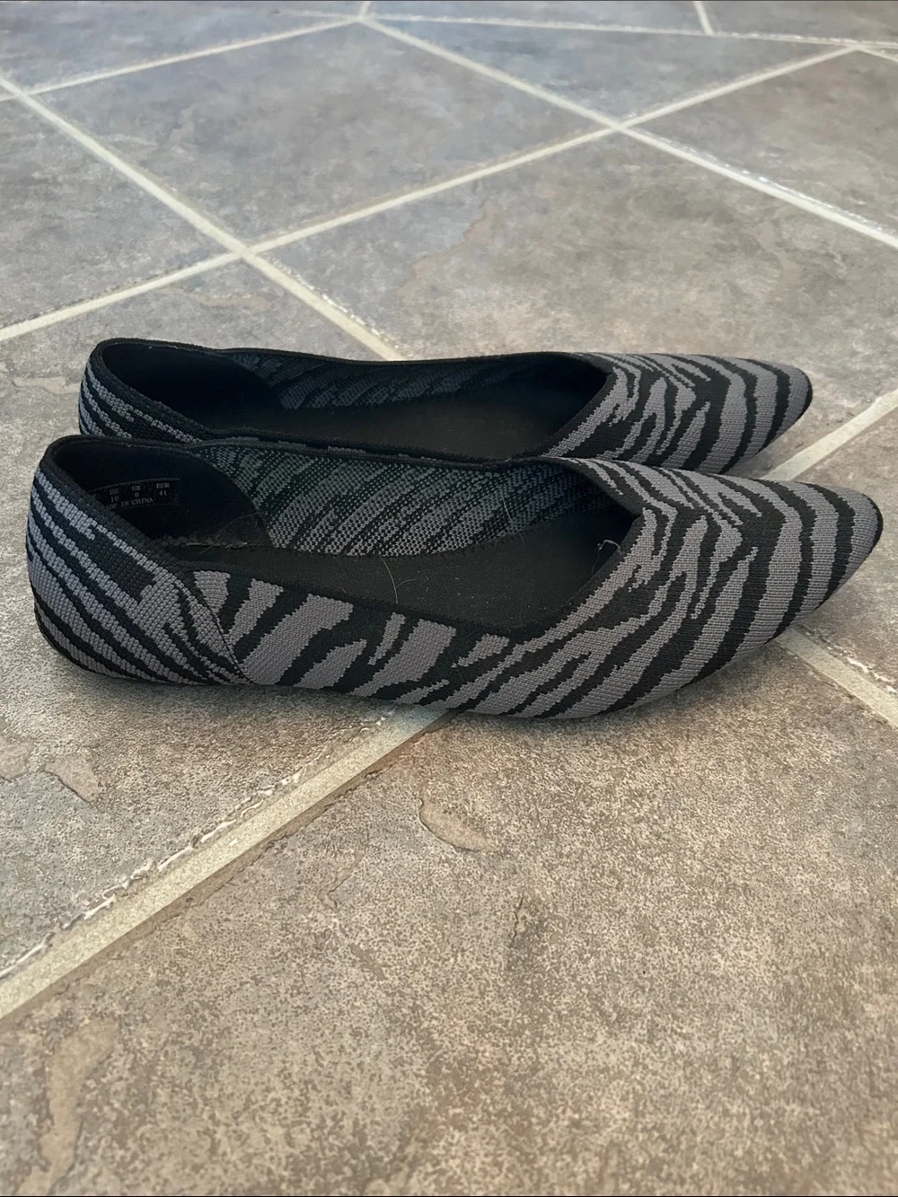Women's Black & Gray Zebra Knit Pointed Flats
